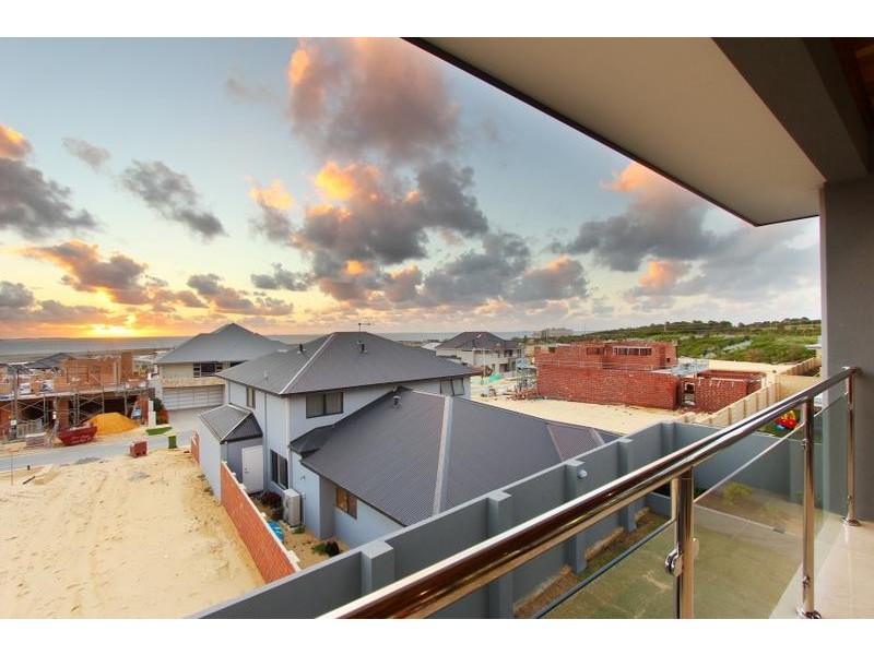 7 Podman Loop, North Coogee WA 6163