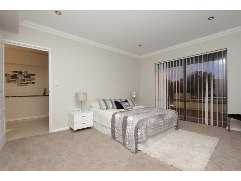 7 Podman Loop, North Coogee WA 6163