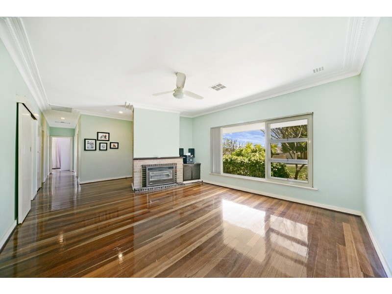 65 Redwood Crescent, Melville WA 6156