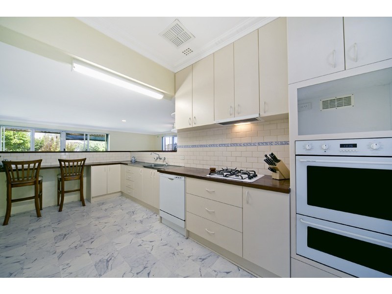 65 Redwood Crescent, Melville WA 6156