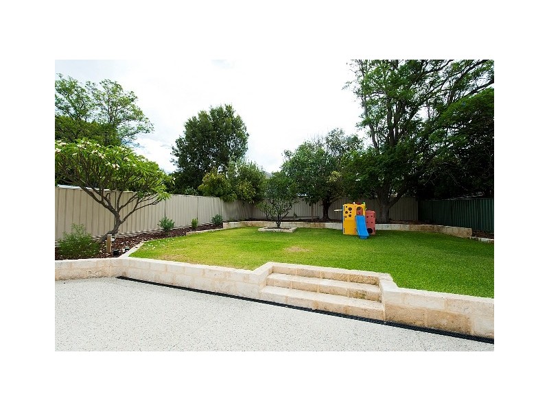 18 Doongalla Road, Attadale WA 6156