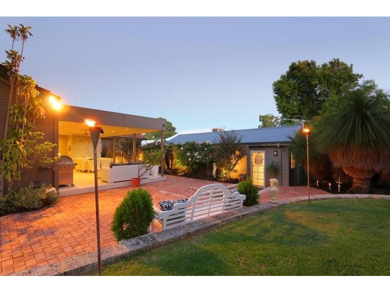 18 Alison Road, Attadale WA 6156