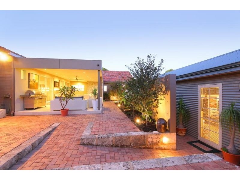 18 Alison Road, Attadale WA 6156