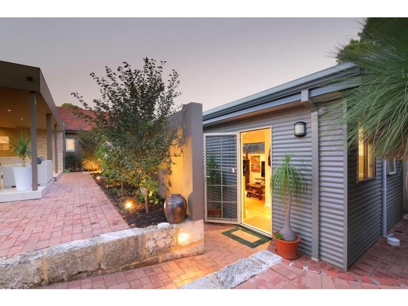 18 Alison Road, Attadale WA 6156