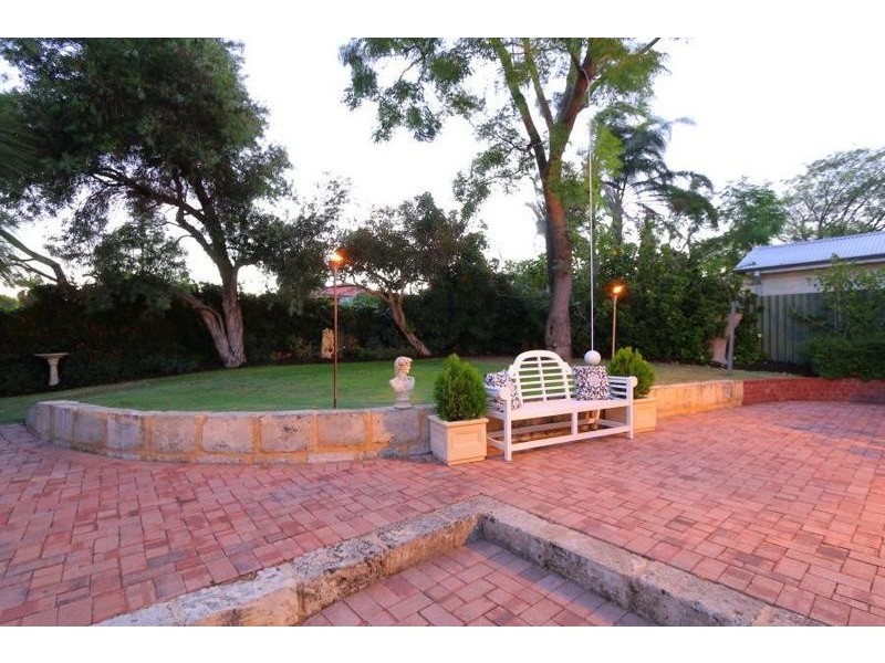 18 Alison Road, Attadale WA 6156