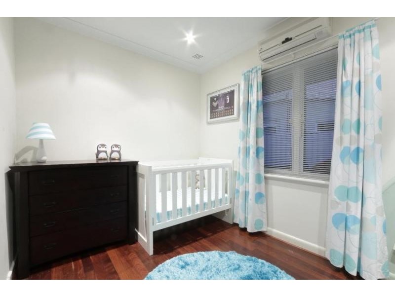 16 Calpin Cr, Attadale WA 6156