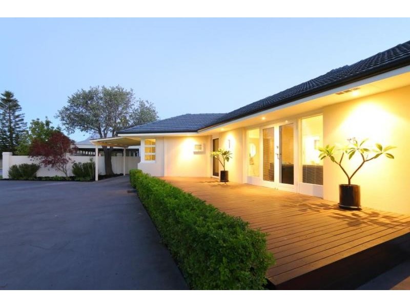 16 Calpin Cr, Attadale WA 6156