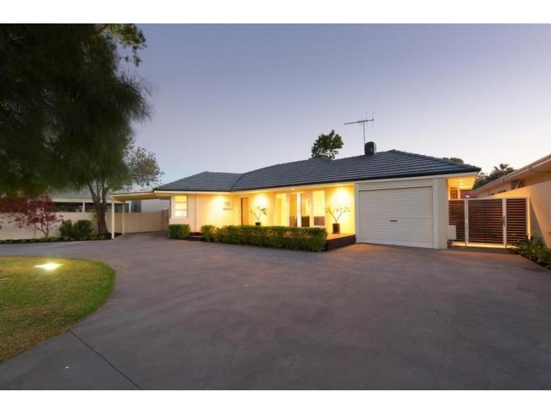 16 Calpin Cr, Attadale WA 6156