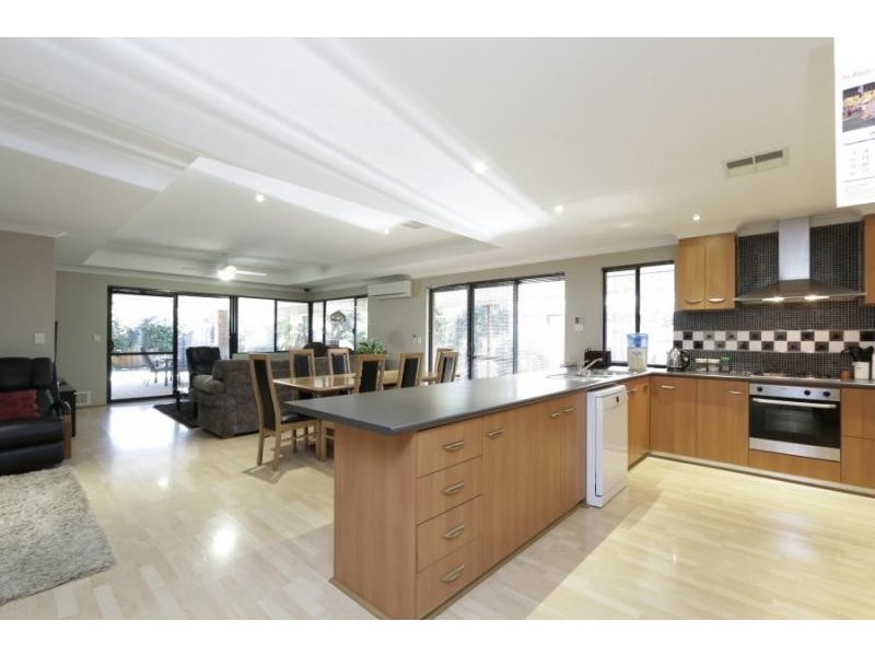 28 Rosewood Lane, Thornlie WA 6108