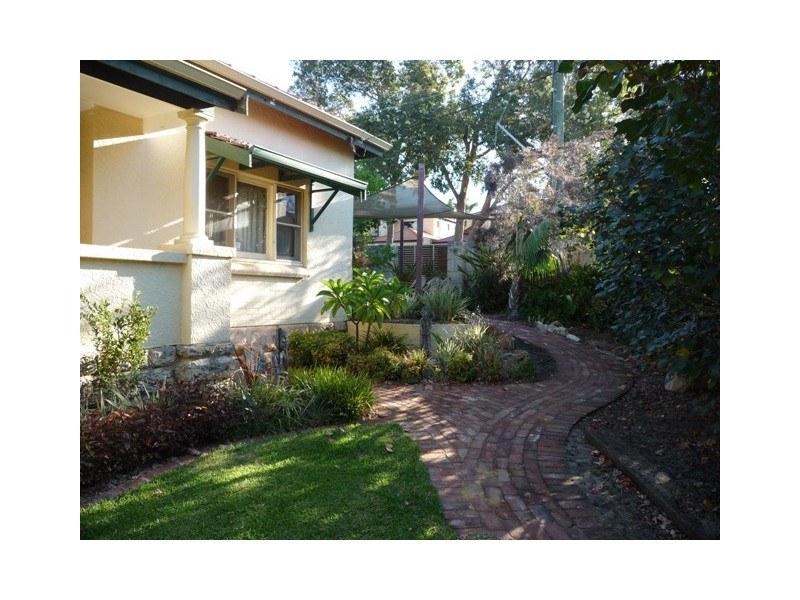 2B Williams Road, Melville WA 6156