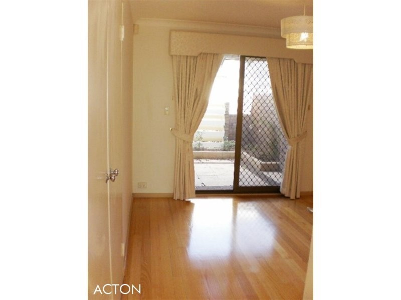 2/42 Lockhart Street, Como WA 6152