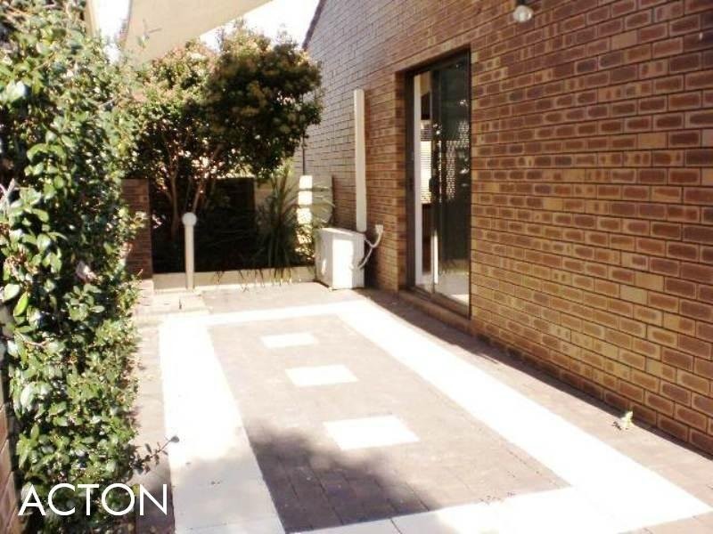 2/42 Lockhart Street, Como WA 6152