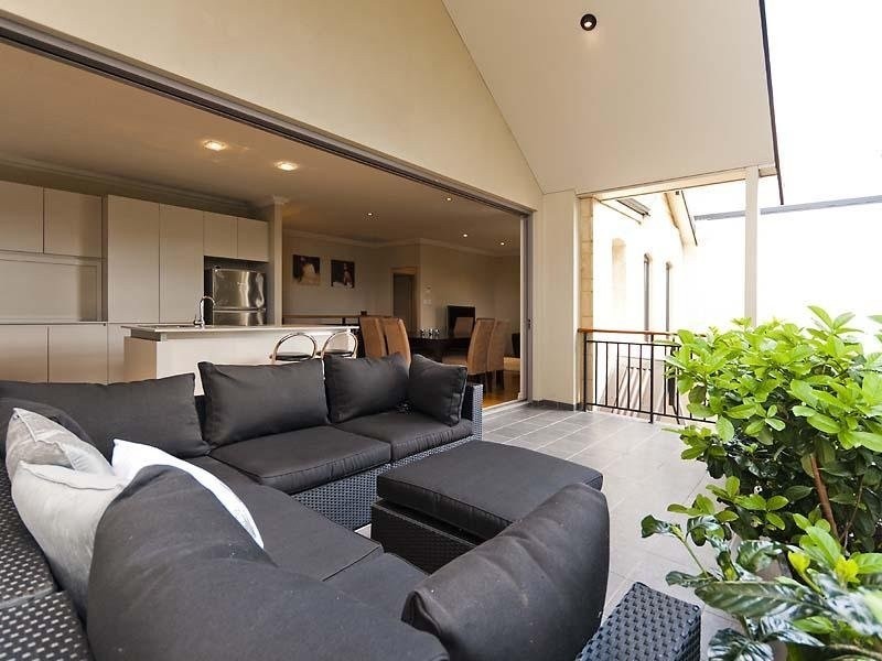 2/15 Caddy Avenue, West Leederville WA 6007