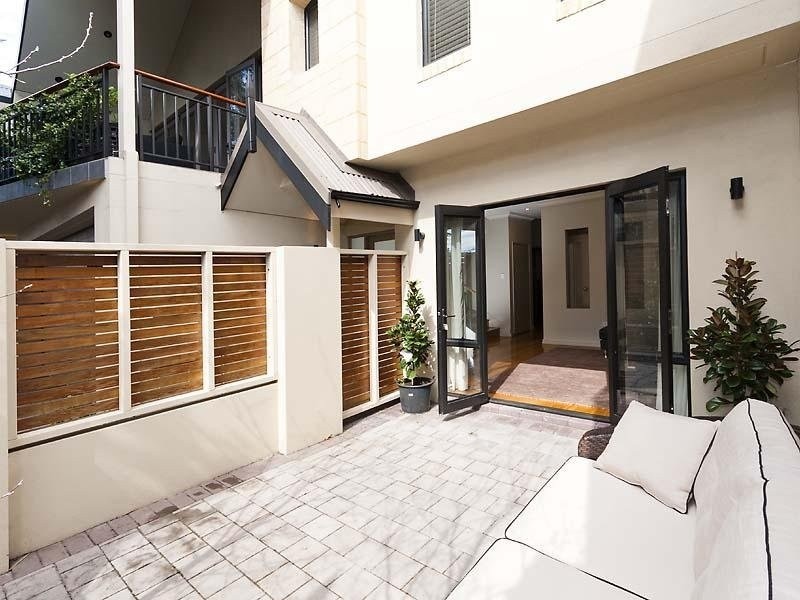 2/15 Caddy Avenue, West Leederville WA 6007