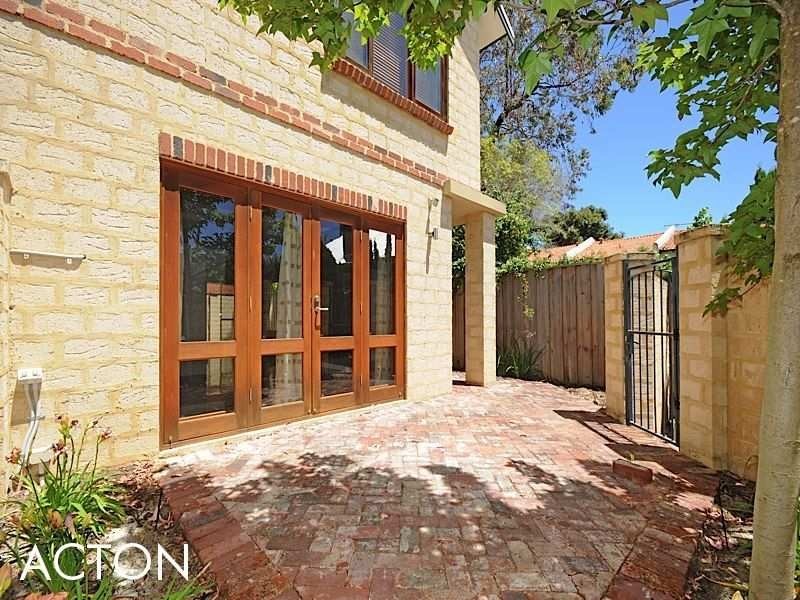 2/121 Fairway, Crawley WA 6009