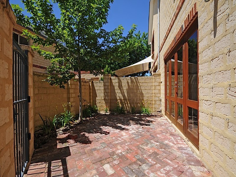 2/121 Fairway, Crawley WA 6009