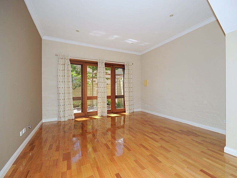 2/121 Fairway, Crawley WA 6009