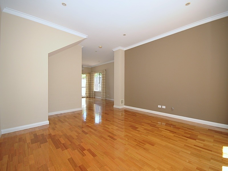 2/121 Fairway, Crawley WA 6009