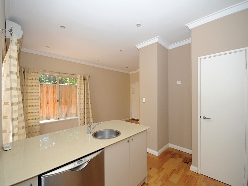 2/121 Fairway, Crawley WA 6009