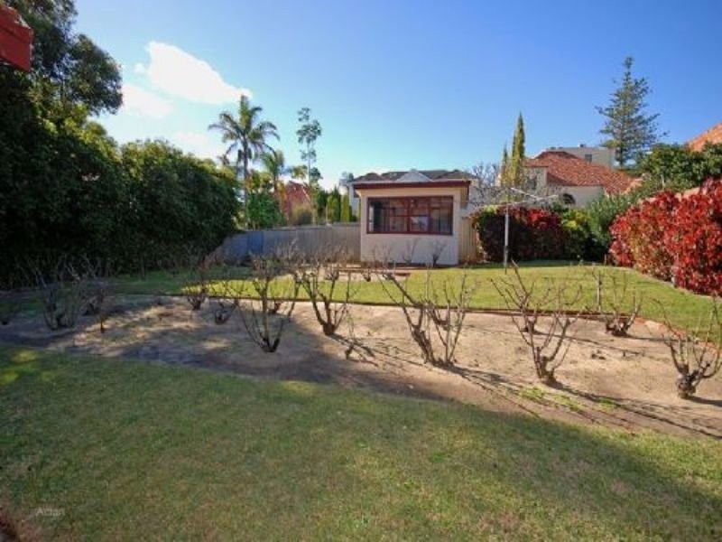 26 Hobbs Avenue, Dalkeith WA 6009