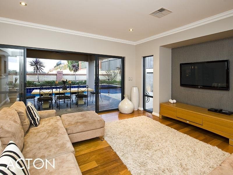 15 Van Kleef Circuit, Mount Claremont WA 6010
