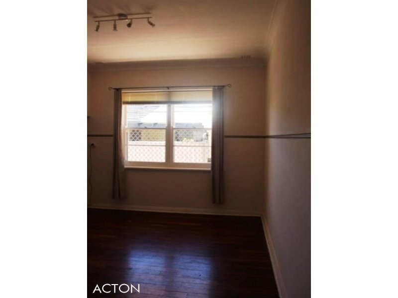 8 Parsons Road, Manning WA 6152