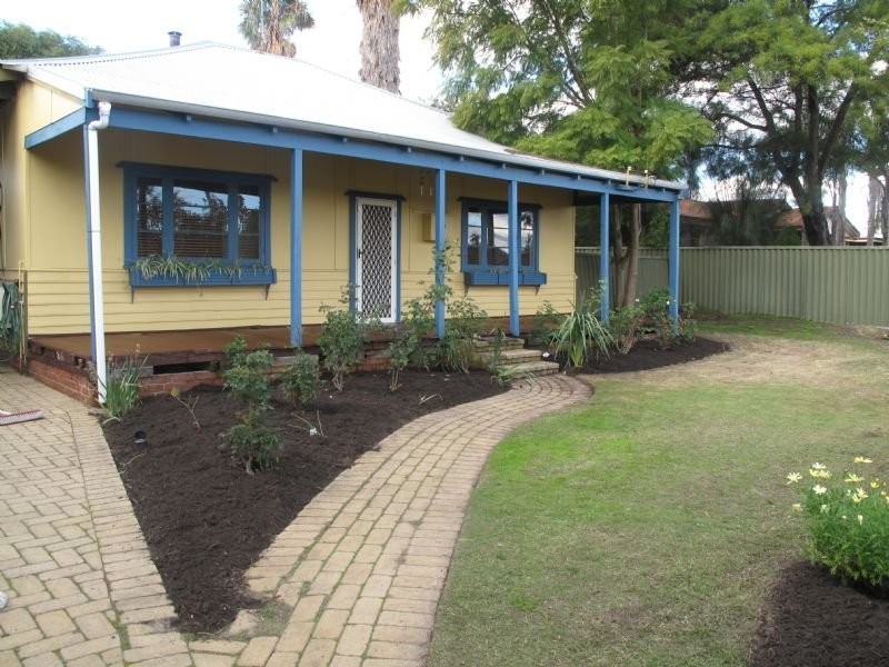 33 Eighth Road, Armadale WA 6112