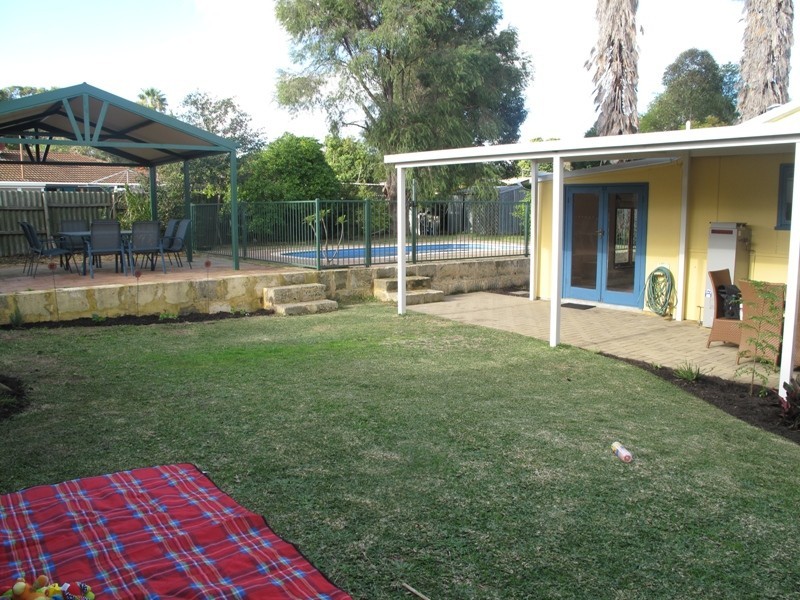 33 Eighth Road, Armadale WA 6112