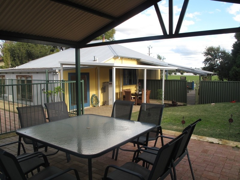 33 Eighth Road, Armadale WA 6112