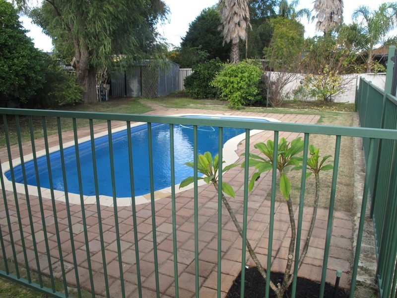 33 Eighth Road, Armadale WA 6112