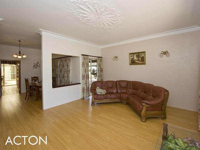 22 Wolfe Road, Oakford WA 6121