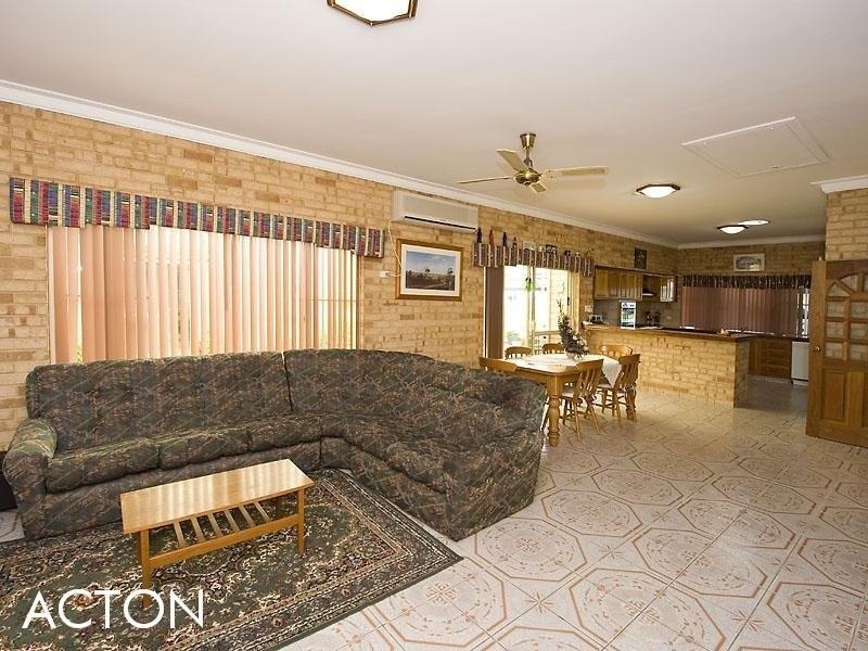 22 Wolfe Road, Oakford WA 6121