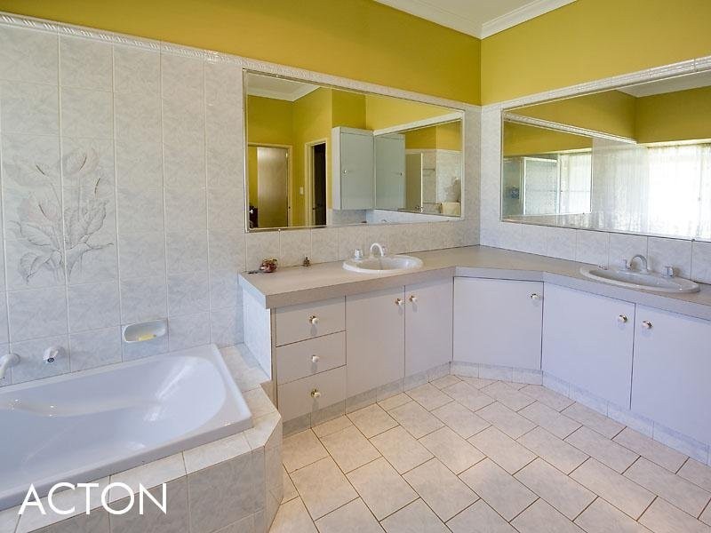 22 Wolfe Road, Oakford WA 6121