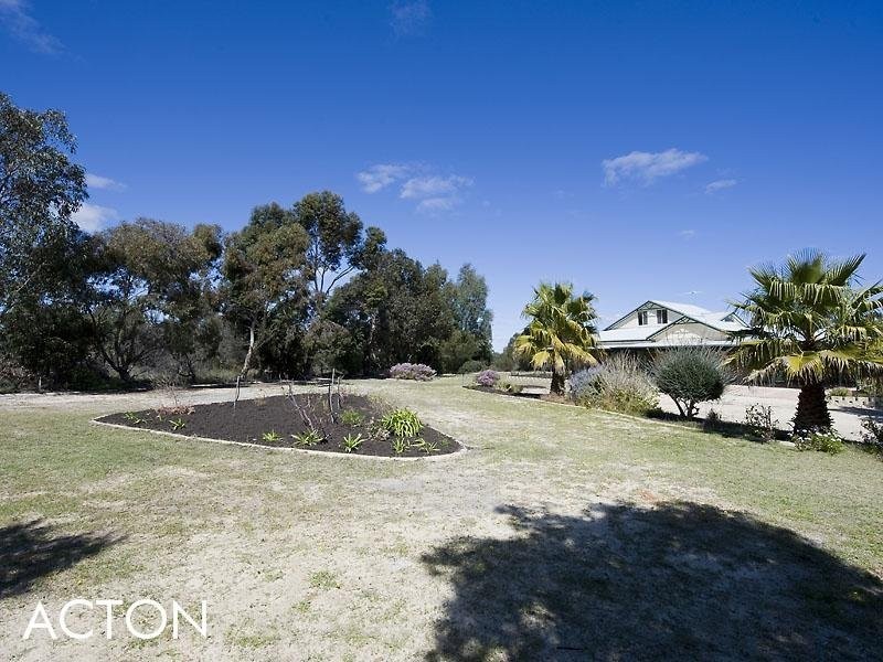 22 Wolfe Road, Oakford WA 6121