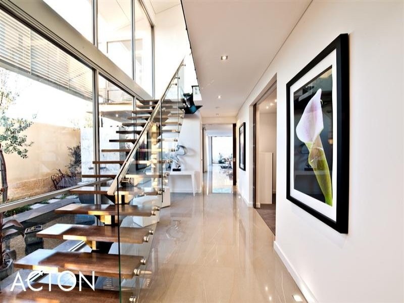 16 Leonidas Road, North Coogee WA 6163