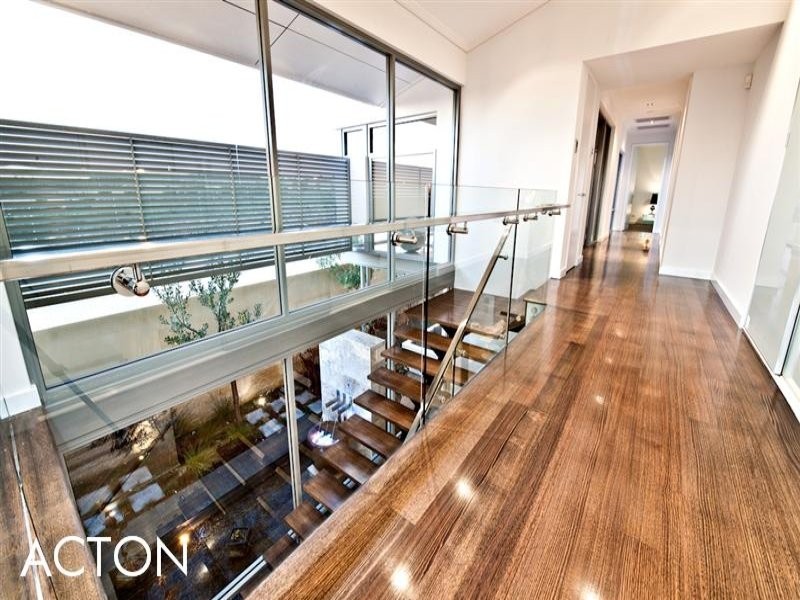 16 Leonidas Road, North Coogee WA 6163