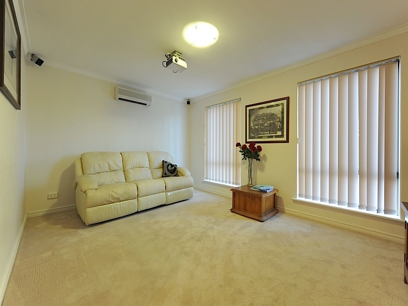 2 Cumbor Way, Samson WA 6163