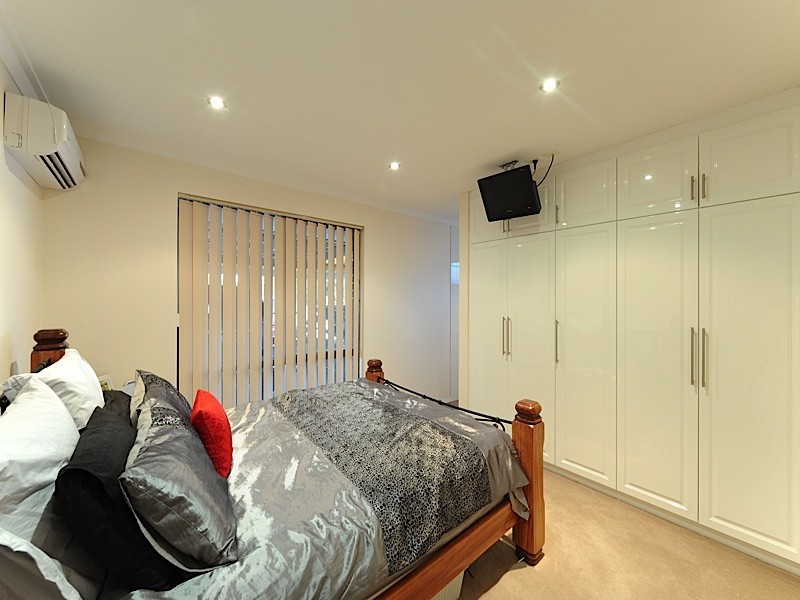 2 Cumbor Way, Samson WA 6163