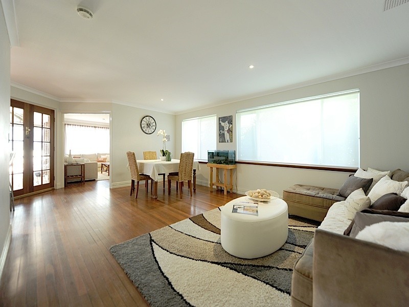 2/12 Kitchener Road, Melville WA 6156