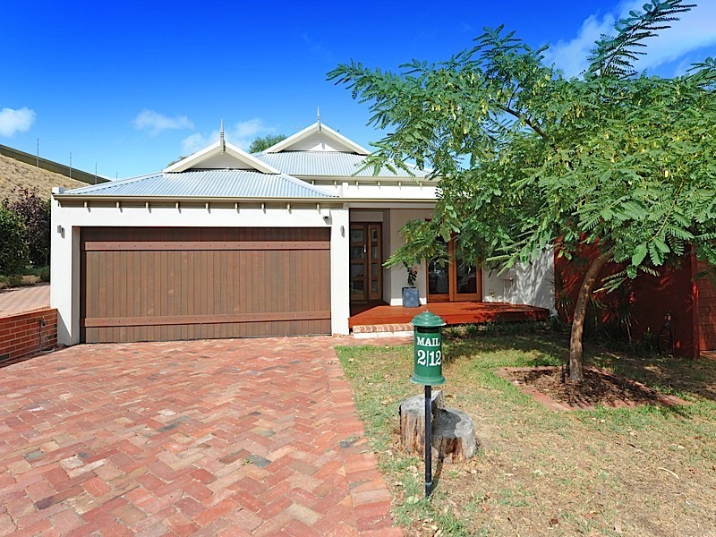 2/12 Kitchener Road, Melville WA 6156