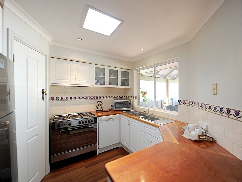 2/12 Kitchener Road, Melville WA 6156