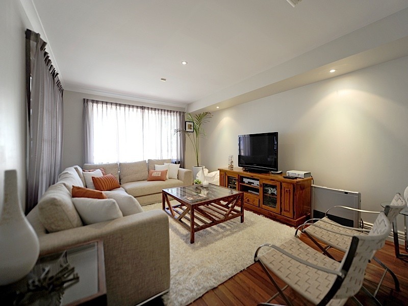 2/12 Kitchener Road, Melville WA 6156