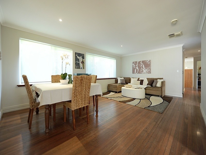 2/12 Kitchener Road, Melville WA 6156