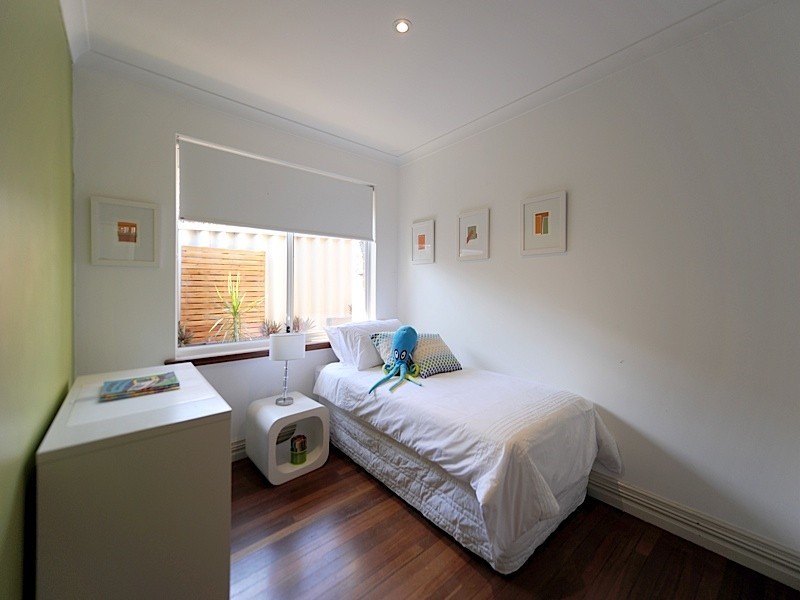 2/12 Kitchener Road, Melville WA 6156