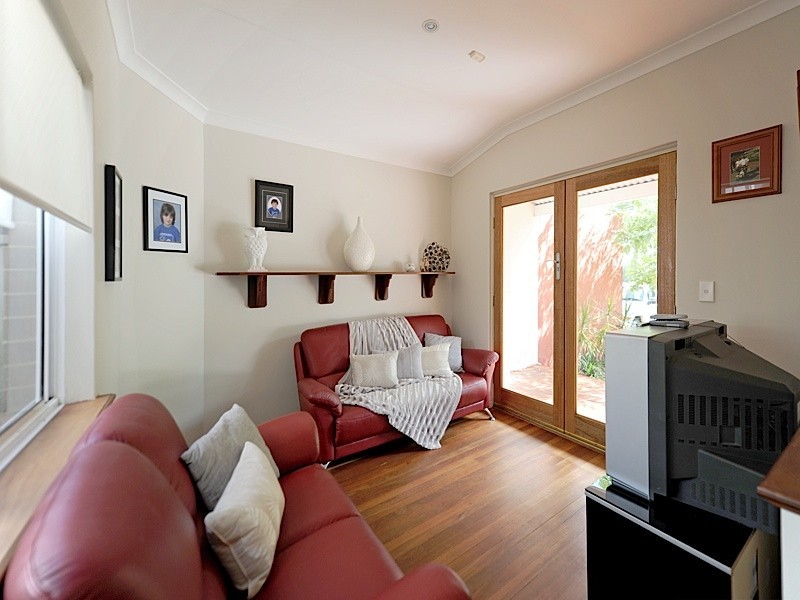 2/12 Kitchener Road, Melville WA 6156