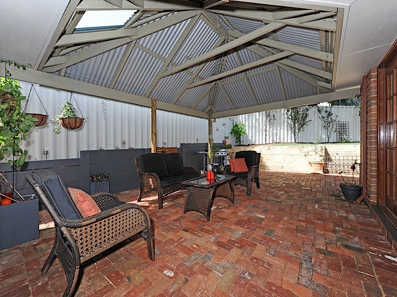 2/12 Kitchener Road, Melville WA 6156