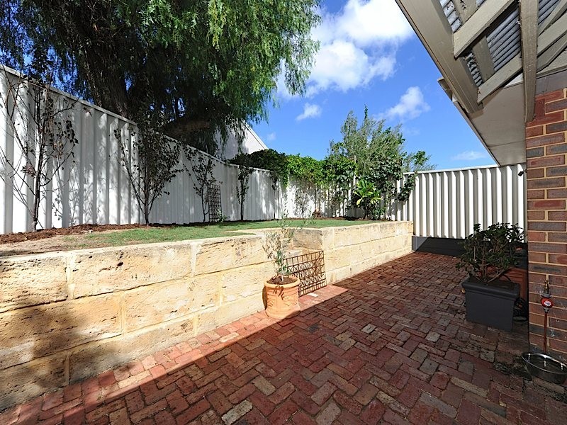 2/12 Kitchener Road, Melville WA 6156