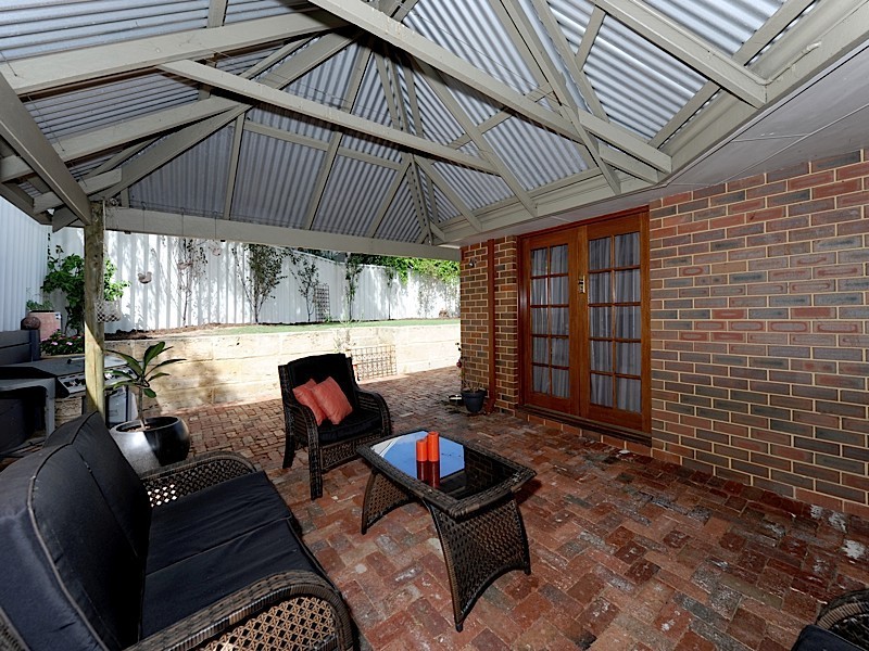 2/12 Kitchener Road, Melville WA 6156