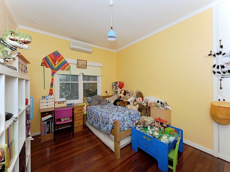 76 Kitchener Road, Melville WA 6156