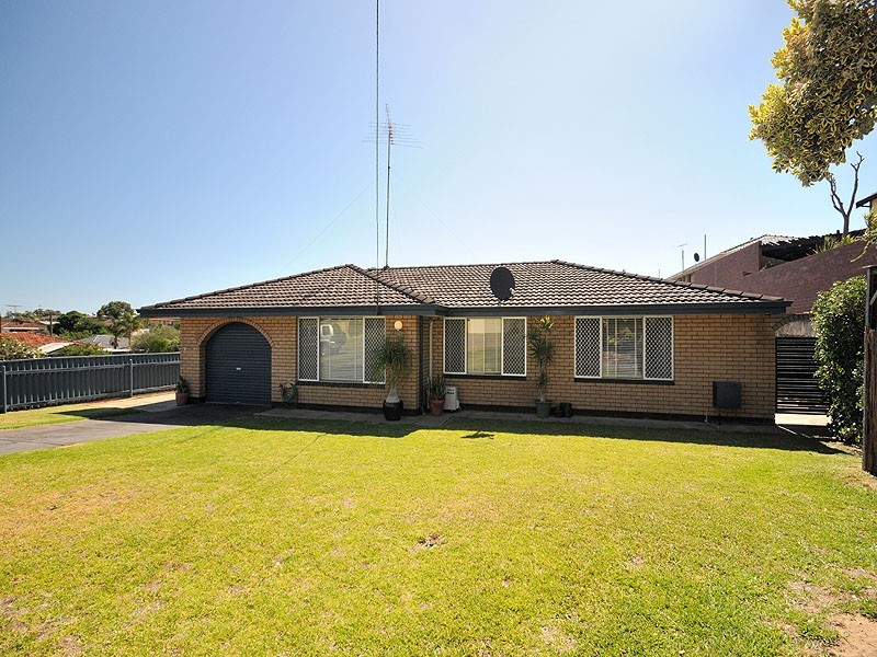 15 Dermer, Beaconsfield WA 6162